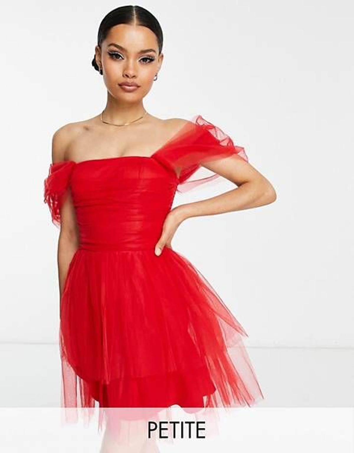Vestido corto rojo intenso cruzado con escote Bardot de tul exclusivo de Lace & Beads Petite