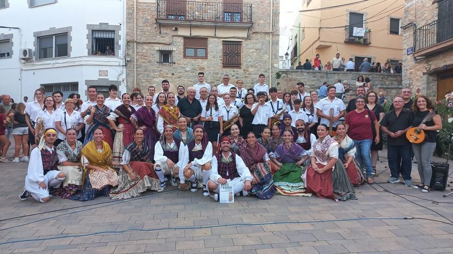 La Unión Musical Alcublana y Aires Serranos fusionan el folklore local