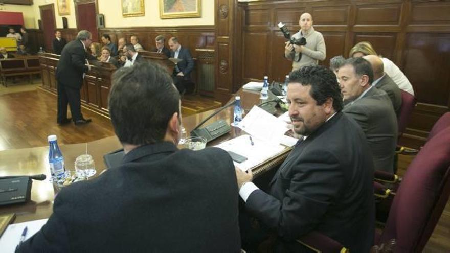 Moliner con sus dos vicepresidentes en un pleno de la Diputación de Castelló.