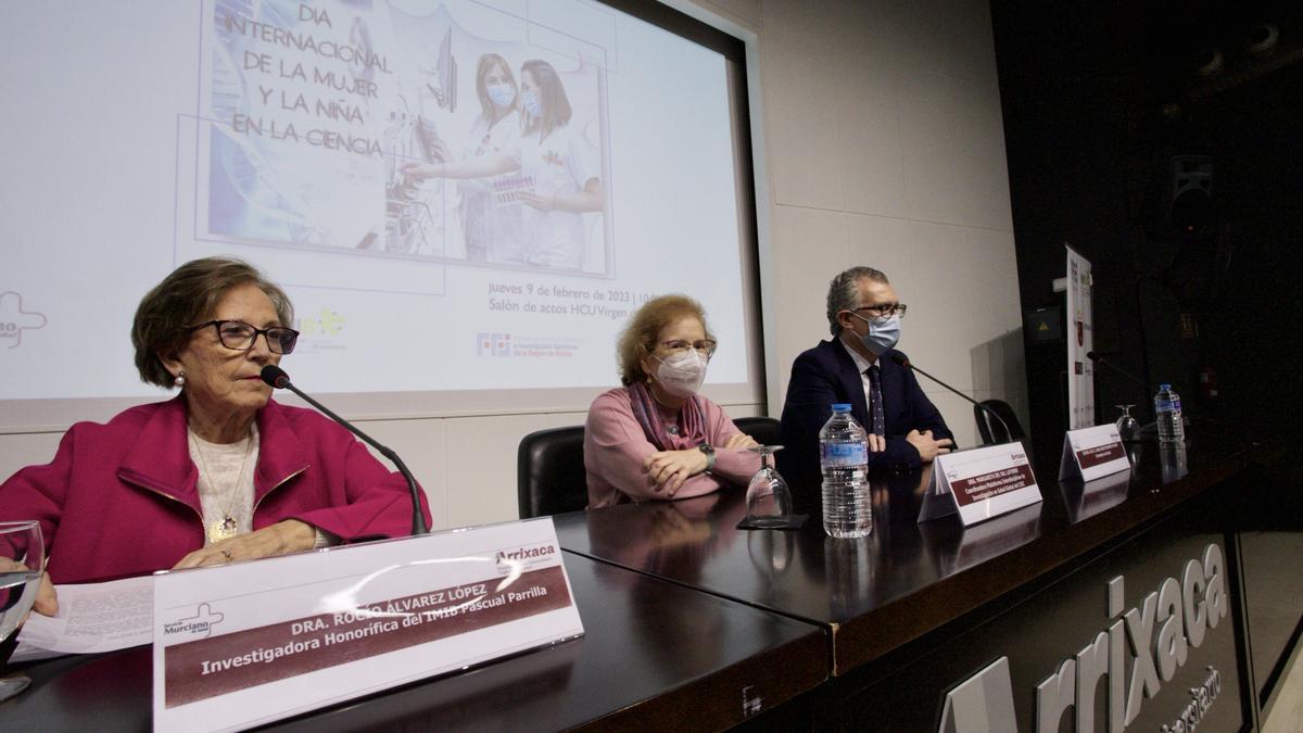 Margarita del Val (c) junto a Rocío Álvarez y el consejero Juan José Pedreño.