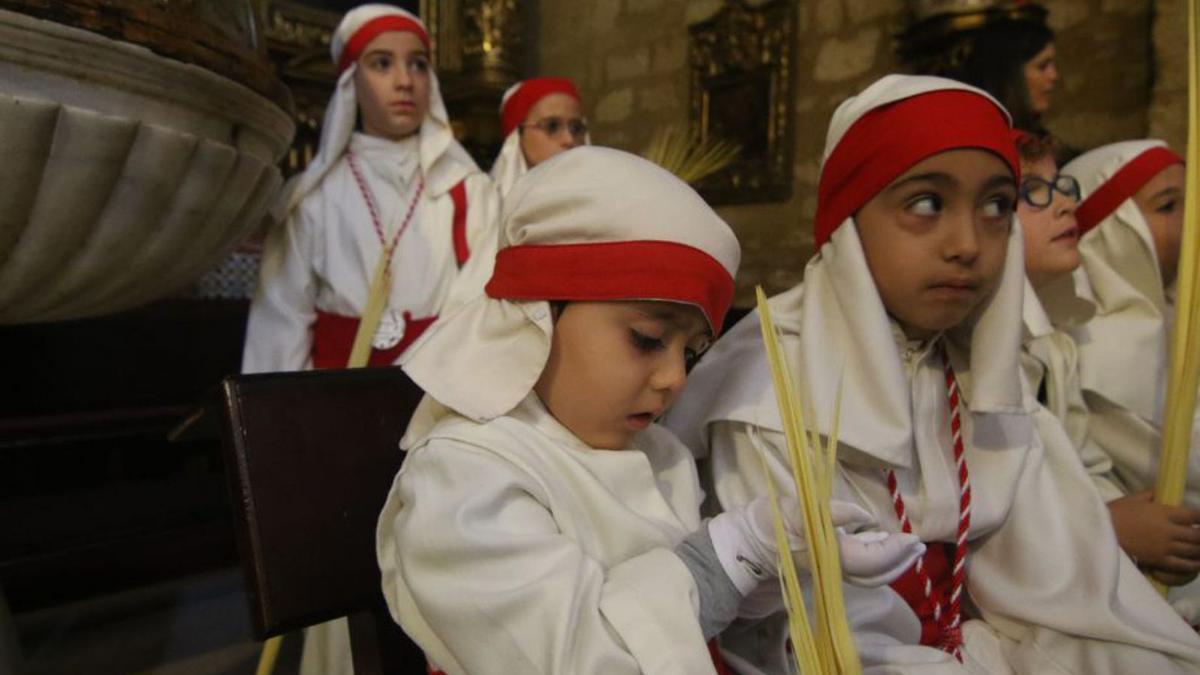 Niños del cortejo de la Borriquita con la tradicional palma.