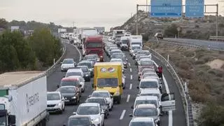 La tractorada de agricultores independiente corta los accesos a Murcia y genera atascos