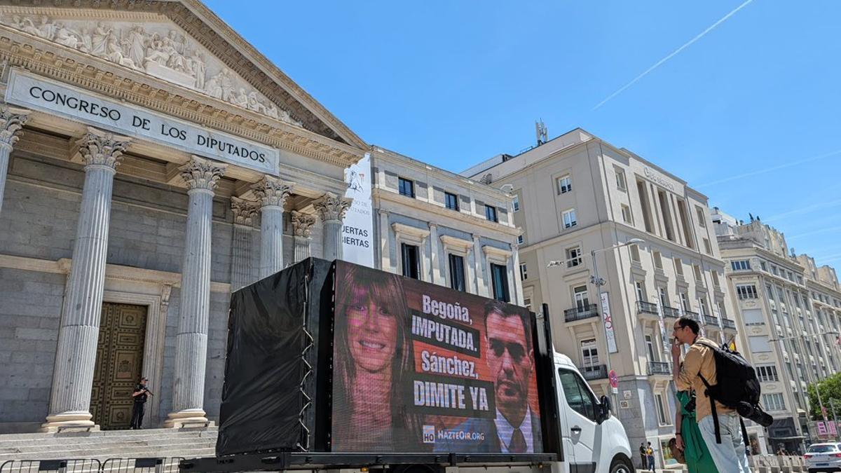 Una furgoneta publicitaria de Hazte Oír frente al Congreso de los Diputados