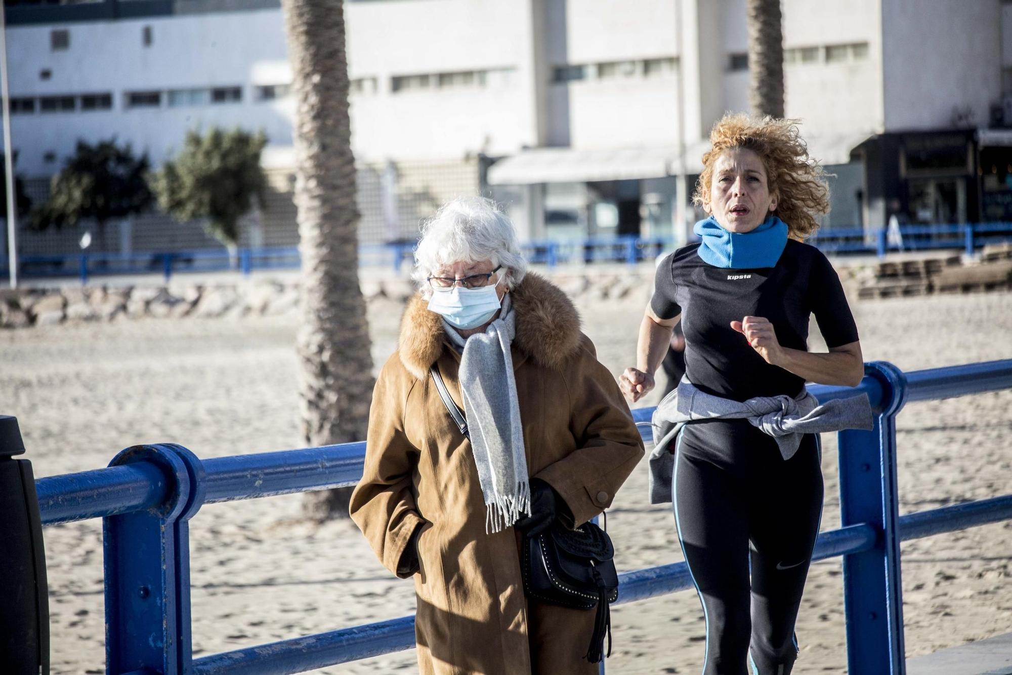 Primeros baños de 2021 en las playas alicantinas