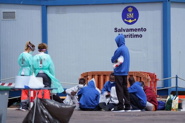 Llegada de una patera al muelle de Los Cristianos con 12 migrantes varones, entre ellos un menor