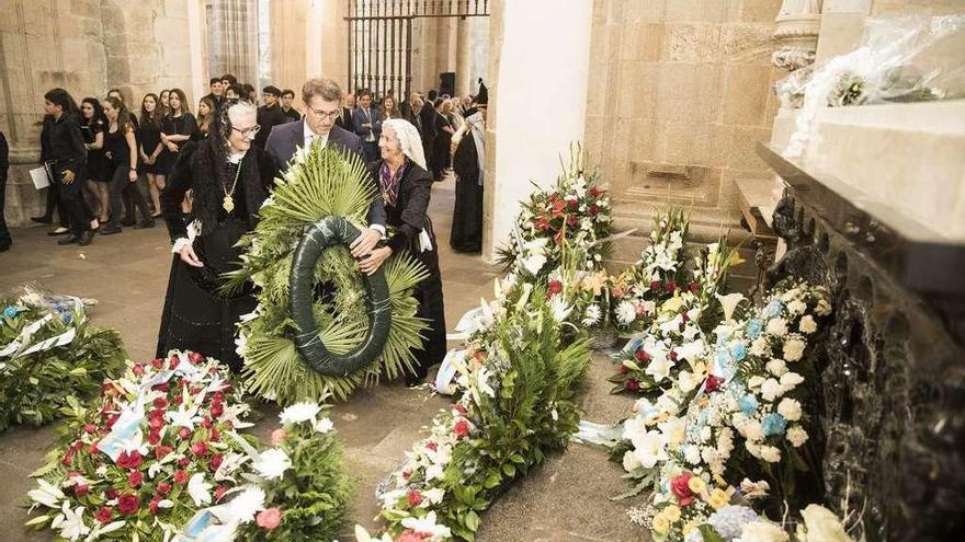 Feijóo, ayer, durante el acto de ofrenda floral a Rosalía de Castro.