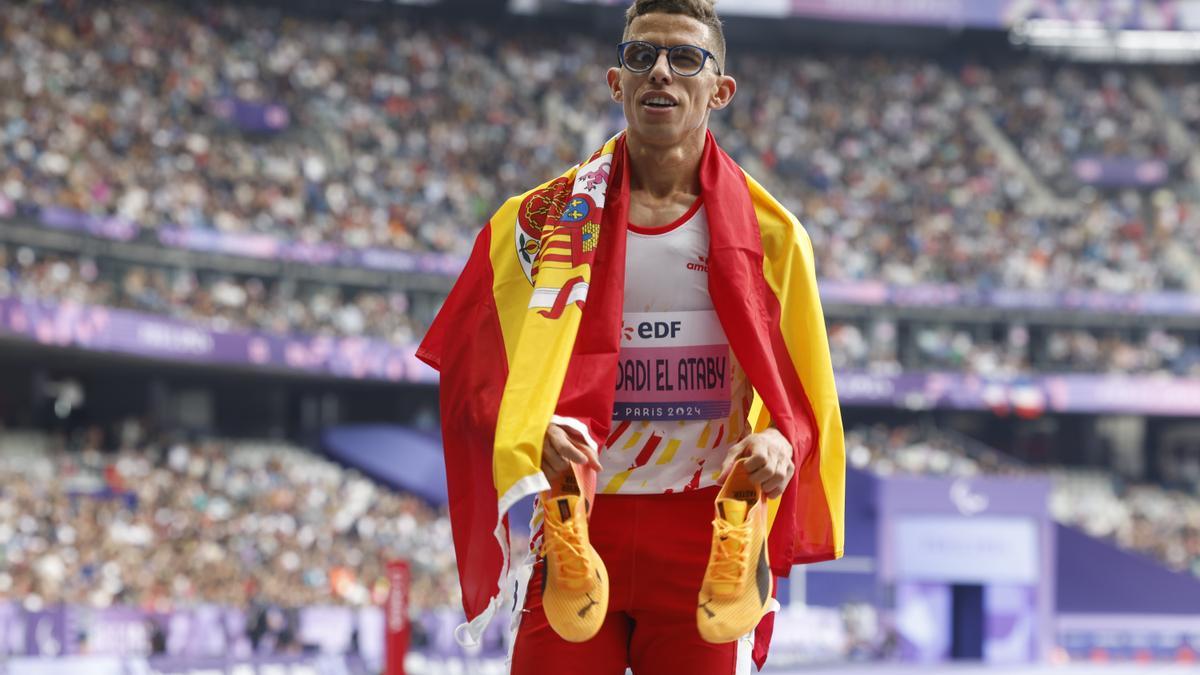 Yassine Ouhdadi se exhibe en los 5.000 y revalida en París el oro paralímpico de Tokio.