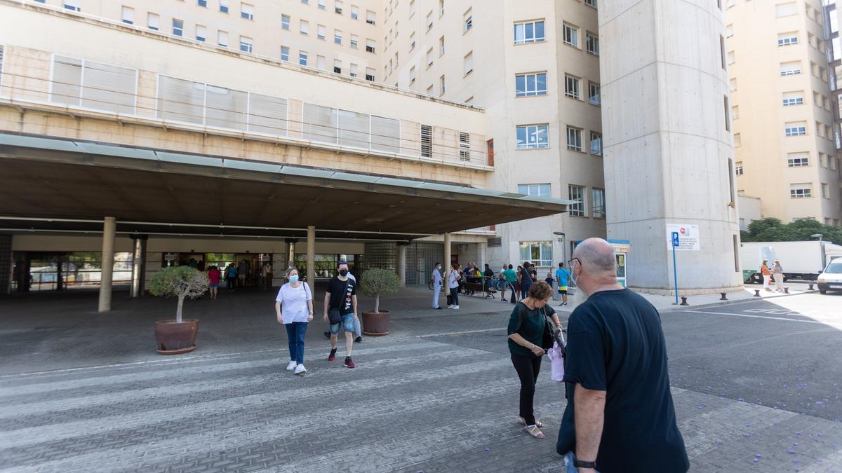 Entrada del Hospital General Doctor Balmis de Alicante.