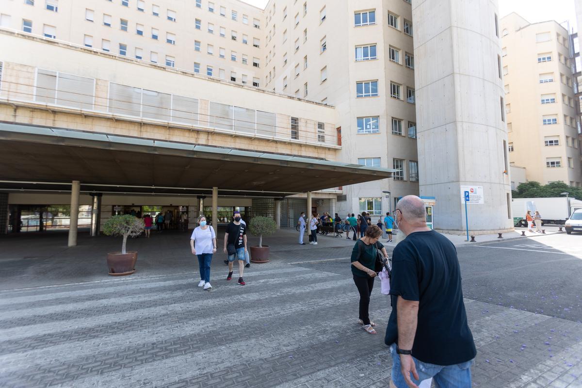 Entrada del Hospital General Doctor Balmis de Alicante.