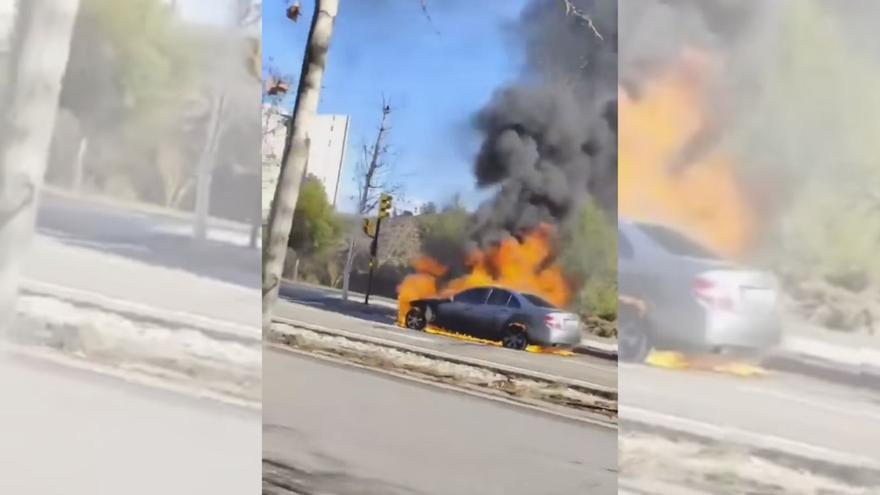 Aparatoso incendio de un coche en el barrio de Parque Venecia