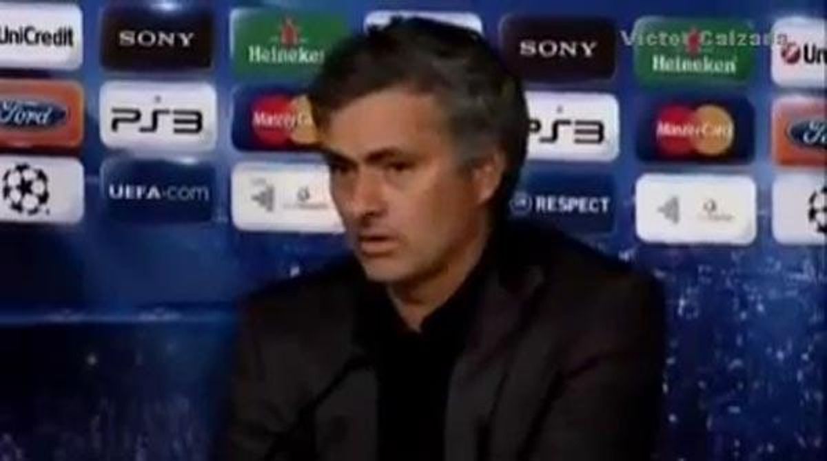 Muntatge en què l’entrenador del Reial Madrid es pregunta per què els Sugus de pinya són blaus.