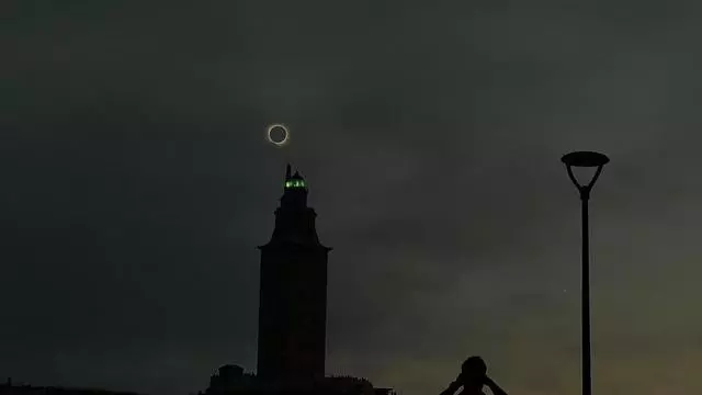 Timelapse del eclipse solar total sobre la Torre de Hércules de A Coruña