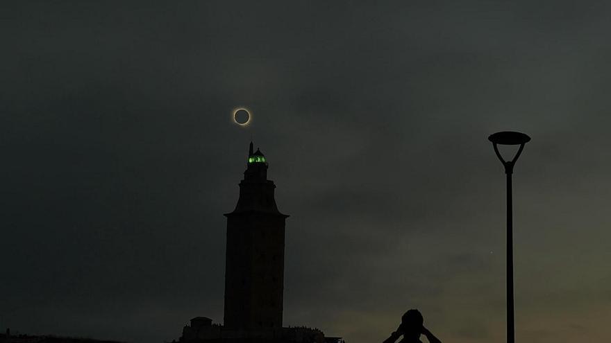 Timelapse del eclipse solar total sobre la Torre de Hércules de A Coruña