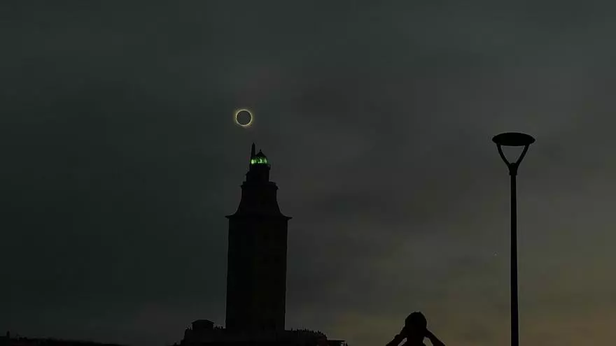 Timelapse del eclipse solar total sobre la Torre de Hércules de A Coruña