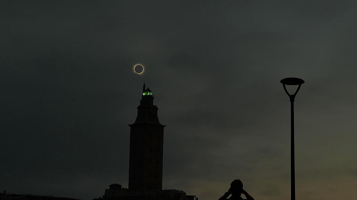 Timelapse del eclipse solar total sobre la Torre de Hércules