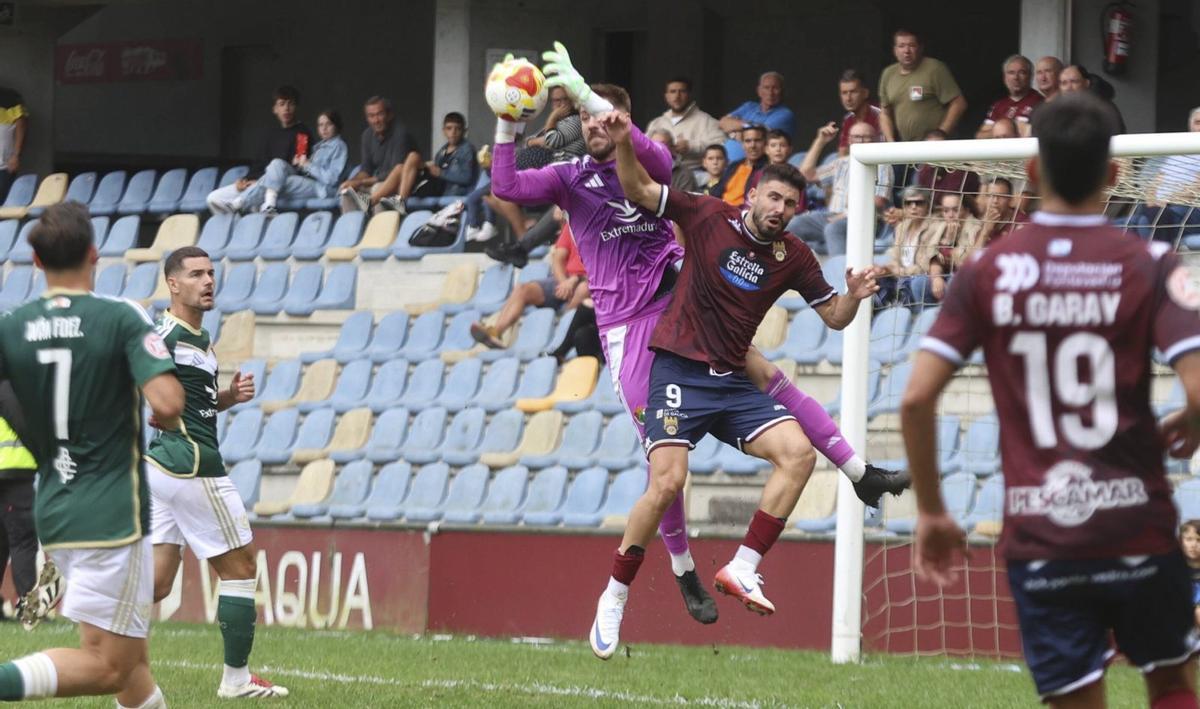 Diego Nieves bloca un balón de la cabeza de Dani Selma, el 30 de agosto de 2025 | GUSTAVO SANTOS