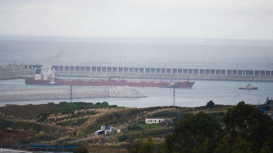 Un petrolero atracado en el puerto exterior de A Coruña.