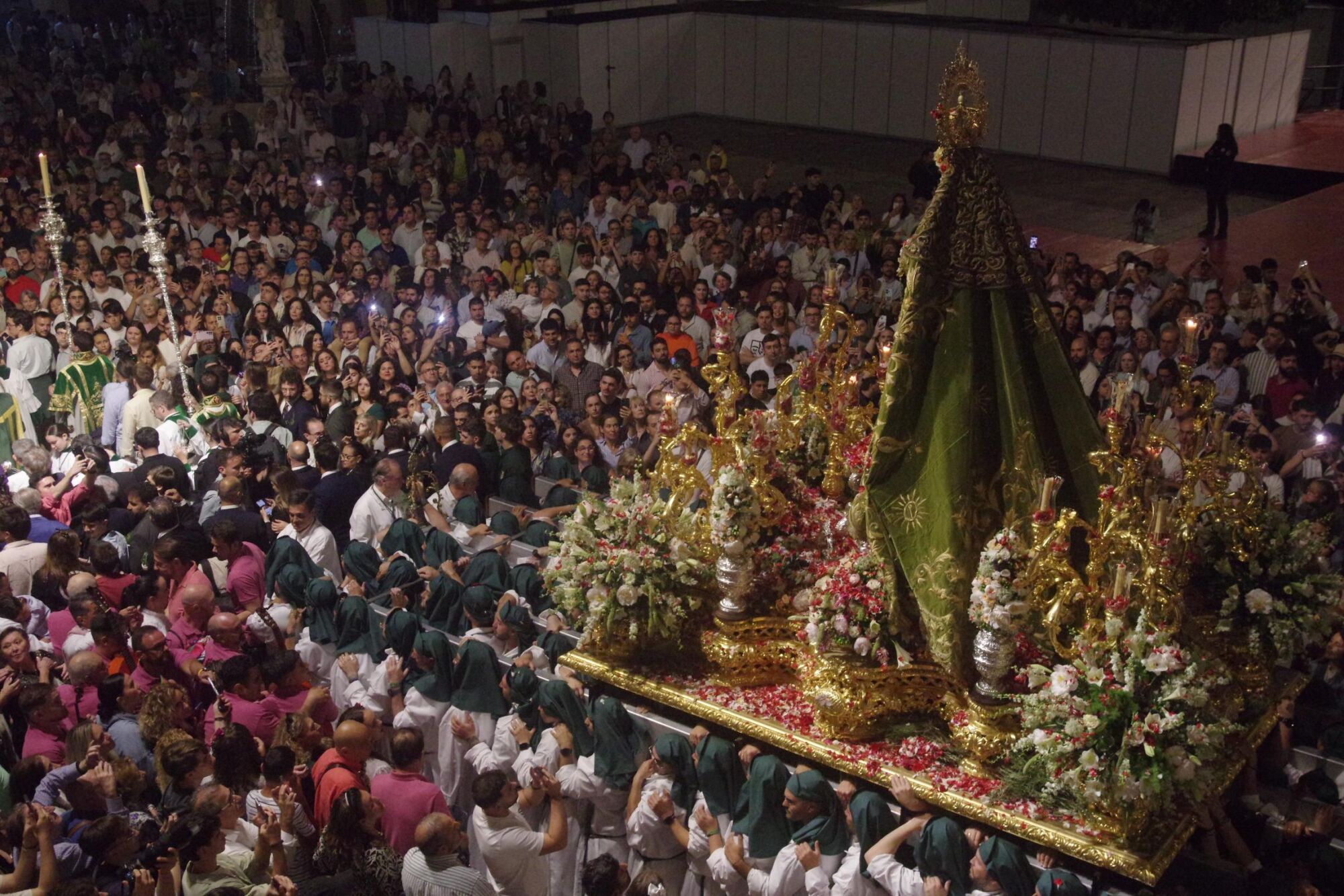 Procesión triunfal de regreso de la Virgen de la Esperanza a su basílica tras su peregrinación a Roma