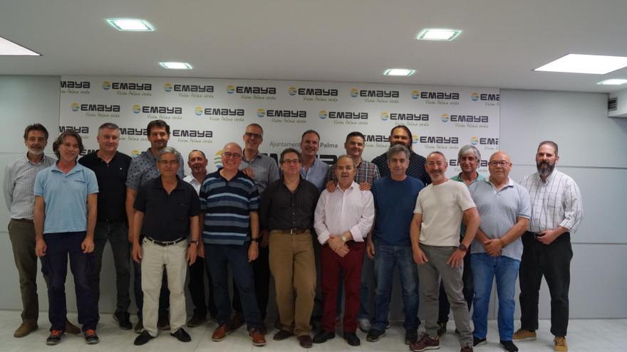 Foto de familia con los trabajadores homenajeados.