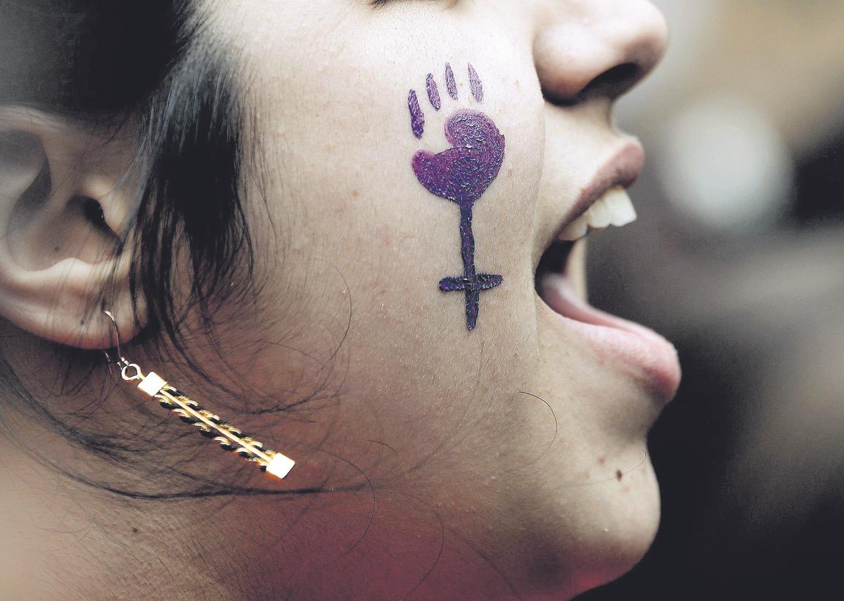 Una joven protesta en un juicio por una agresión sexual