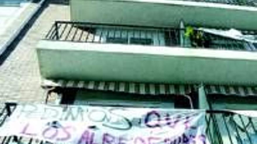 Los vecinos de la calle Platón no retirarán las pancartas de los pisos