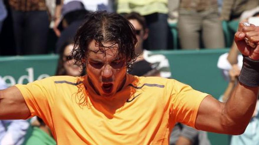 Nadal celebra su victoria ante el jugador serbio Novak Djokovic.