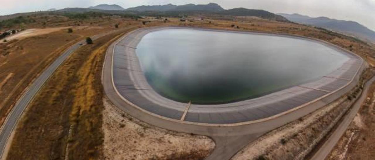 El embalse monovero de El Toscar desde el que partirán los 36 kilómetros de tuberías que distribuirán el agua del Júcar hasta Xixona.