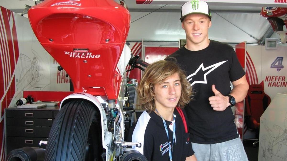 Remy Gardner, sentado, junto a su amigo Dakota Mamola, en Misano.