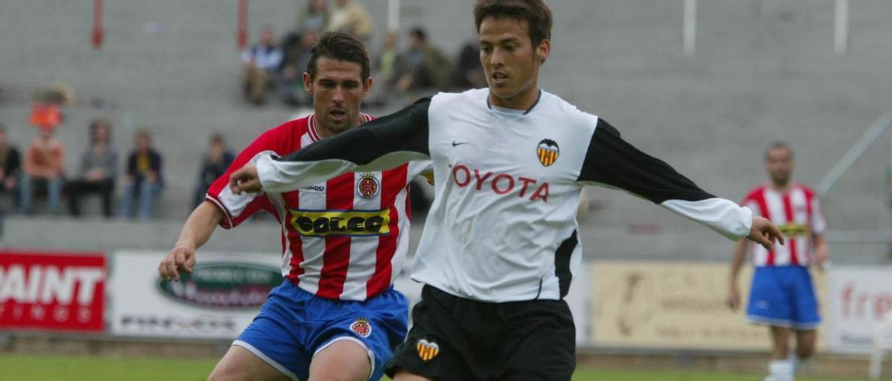 Silva condueix la pilota davant la pressió de Melero en el Girona-Mestalla del curs 2003-04. | DIARI DE GIRONA