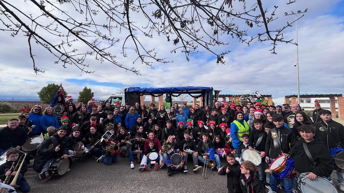 Grupo de voluntarios de la Hermandad de la Merced tras las dos caravanas solidarias.