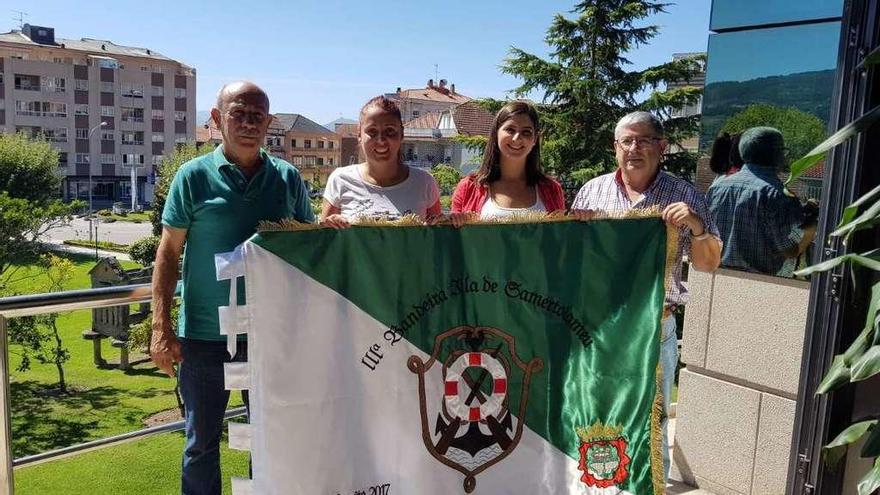 Directivos de la SD Samertolaméu junto a la alcaldesa y la edil Marta Freire, con la bandera. // S.A.