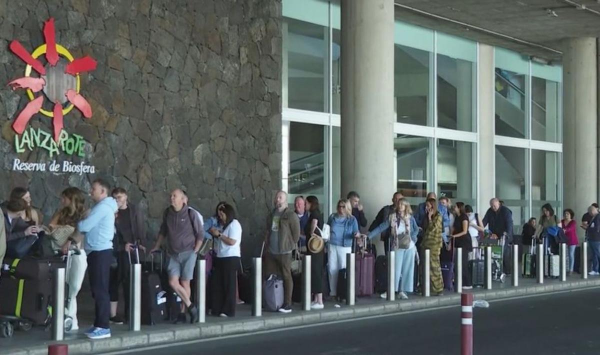 Colas en la parada de taxis del aeropuerto de Lanzarote. | LP / DLP