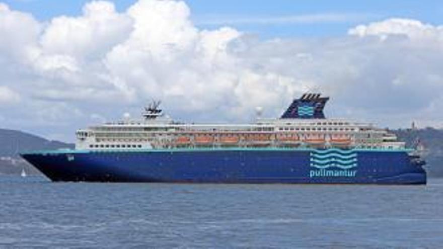 Escala de un crucero de Pullmantur en Vigo, el pasado mes de abril // Marta G. Brea