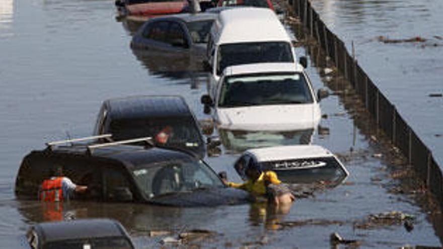 Personas atrapadas en sus coches en Chalco