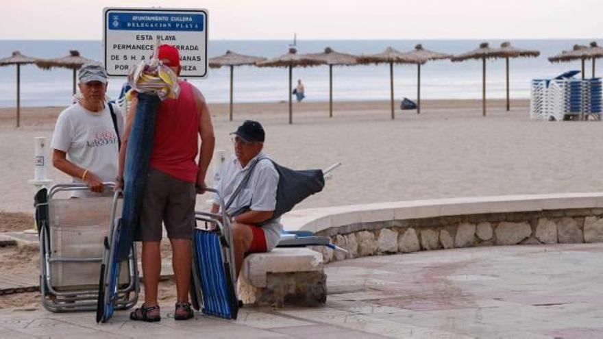 La policía impide que se reserve con sombrillas la primera línea de playa