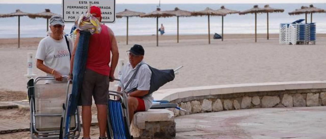 La policía impide que se reserve con sombrillas la primera línea de playa