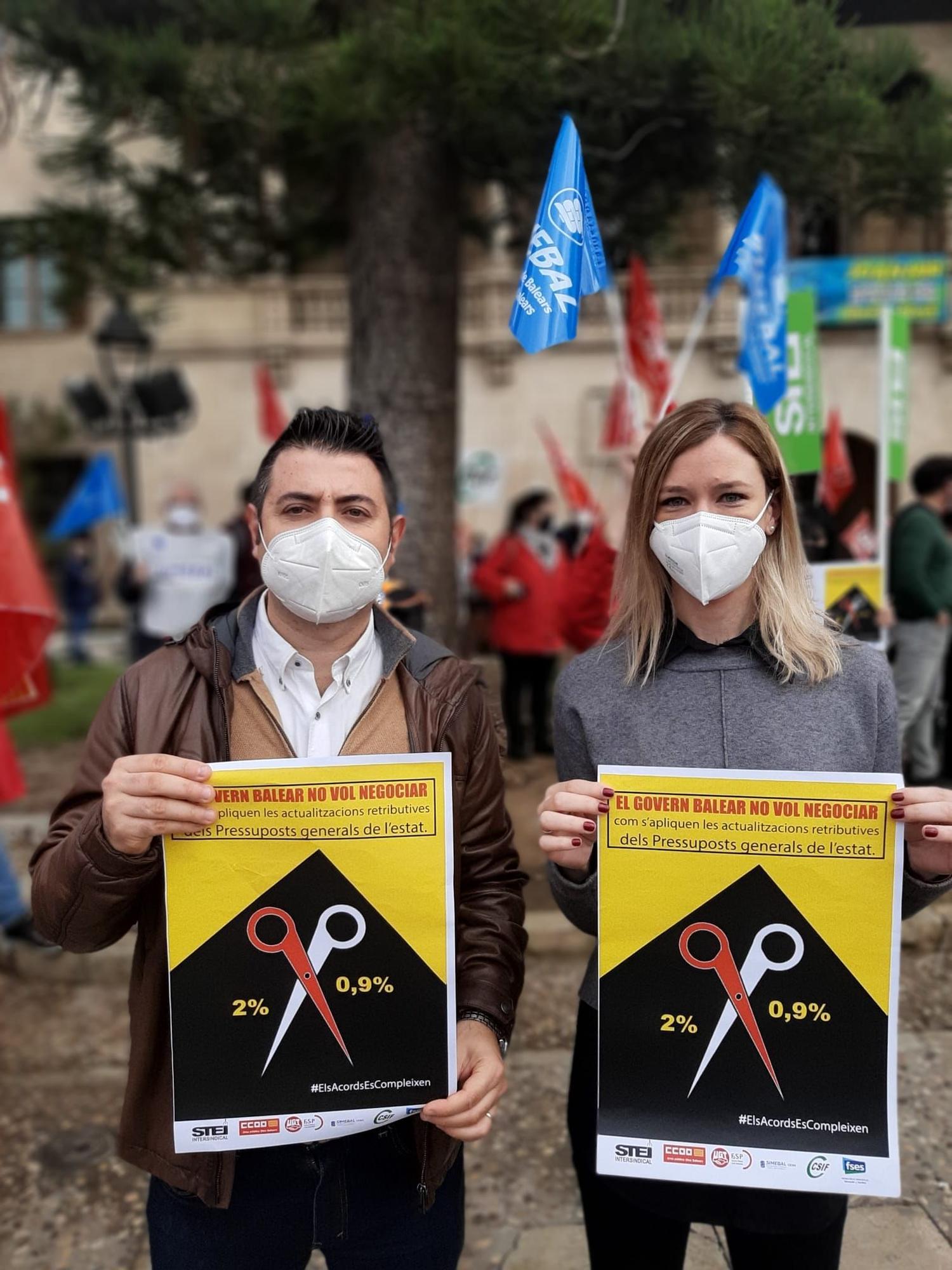 Manifestación Frente Al Consolat De Mar Contra Los Recortes De Sueldos A Los Funcionarios 3541