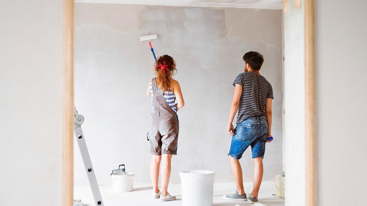 Adiós a pintar la pared para tapar las imperfecciones o la vejez: el papel pintado de Leroy Merlin que se coloca sin esfuerzo