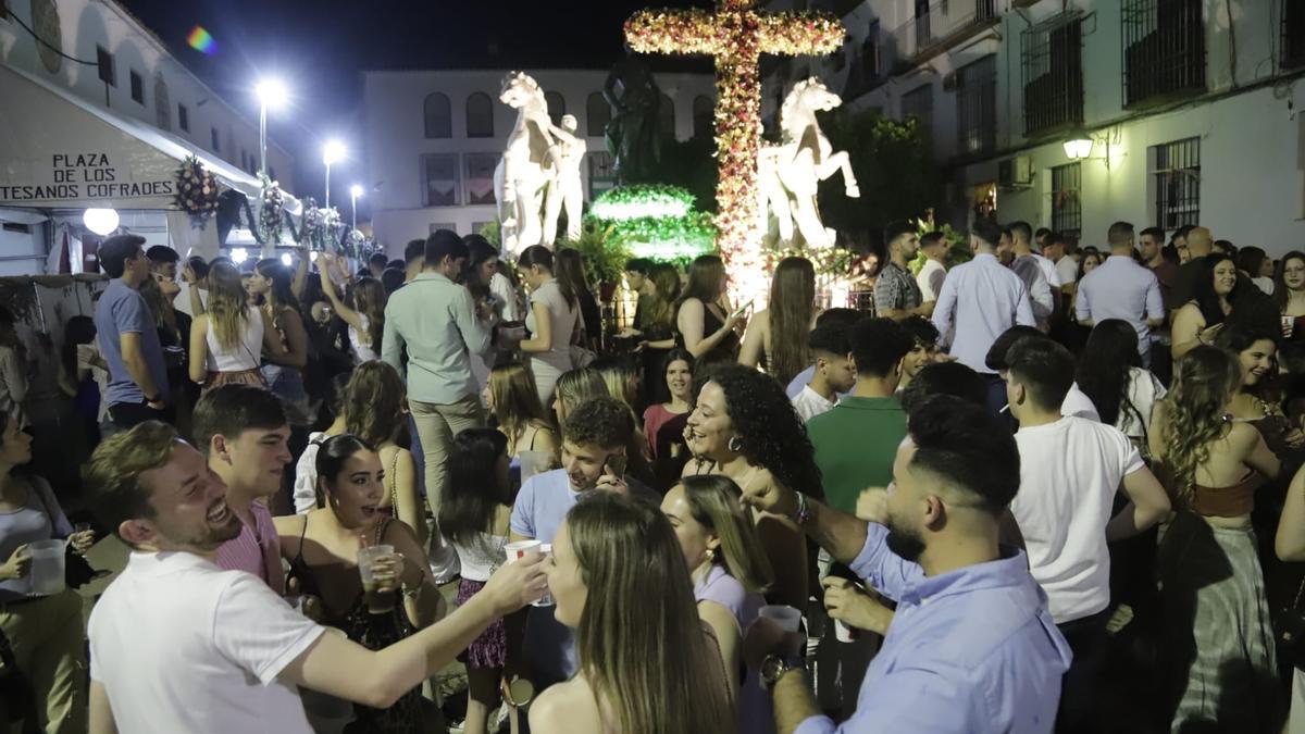 Ambiente esta noche en la cruz de Santa Marina.