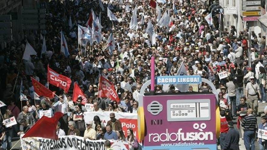 Éste es el aspecto que presentaban las calles de Santiago al paso de la manifestación organizada por la plataforma &#039;Queremos Galego&#039; con motivo del Día das Letras Galegas.
