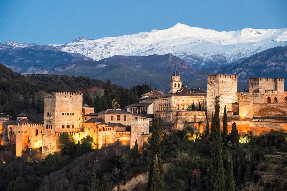 GR01. GRANADA, 04/04/2024.-La Alhambra de Granada, con Sierra Nevada al fondo, en una imagen ayer tarde de una puesta de sol que puede contemplarse desde la Iglesia de Santa María de la Aurora y San Miguel en pleno barrio morisco del Albaicín. EFE/Miguel Ángel Molina