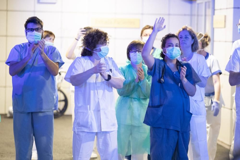 Homenaje de la Policía al personal sanitario en el