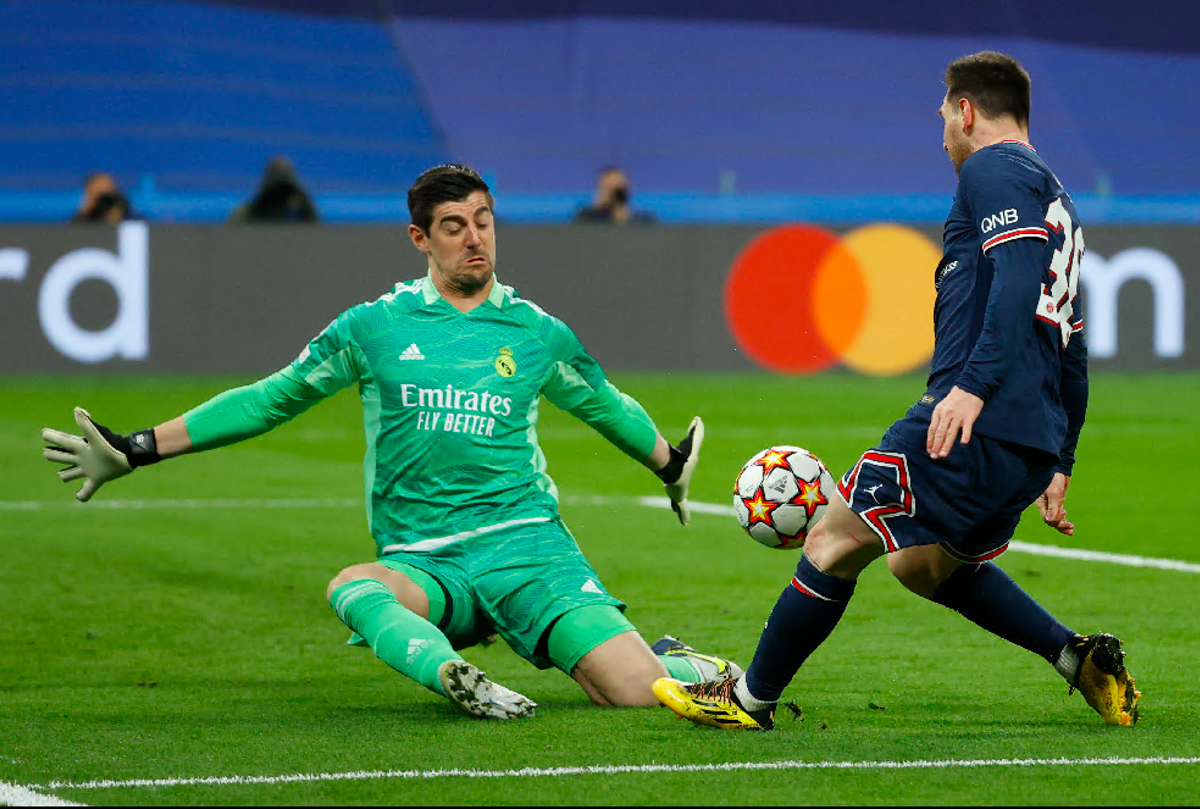 Messi supera a Courtois en el Bernabéu.