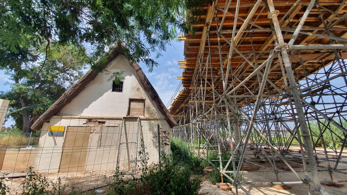 La Barraca del Tío Tonet, con la pasarela en obras al lado.