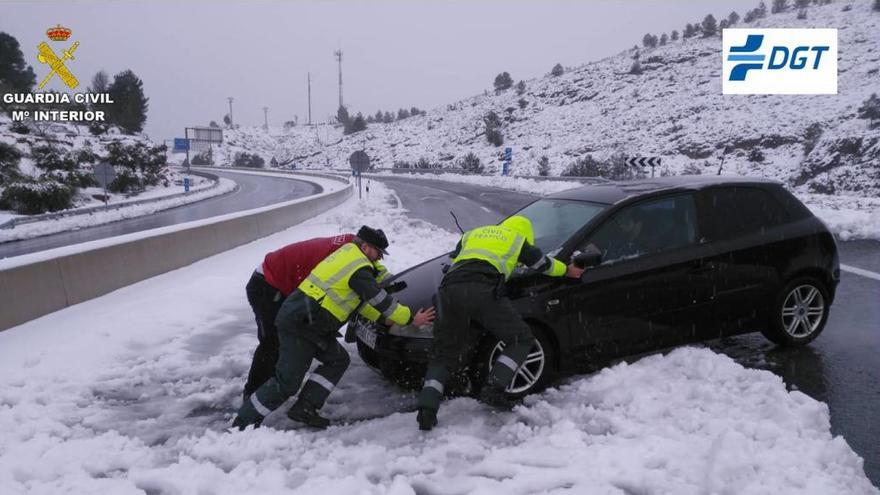 La Guardia Civil de Alicante asiste a 589 personas y 152 vehículos en la provincia