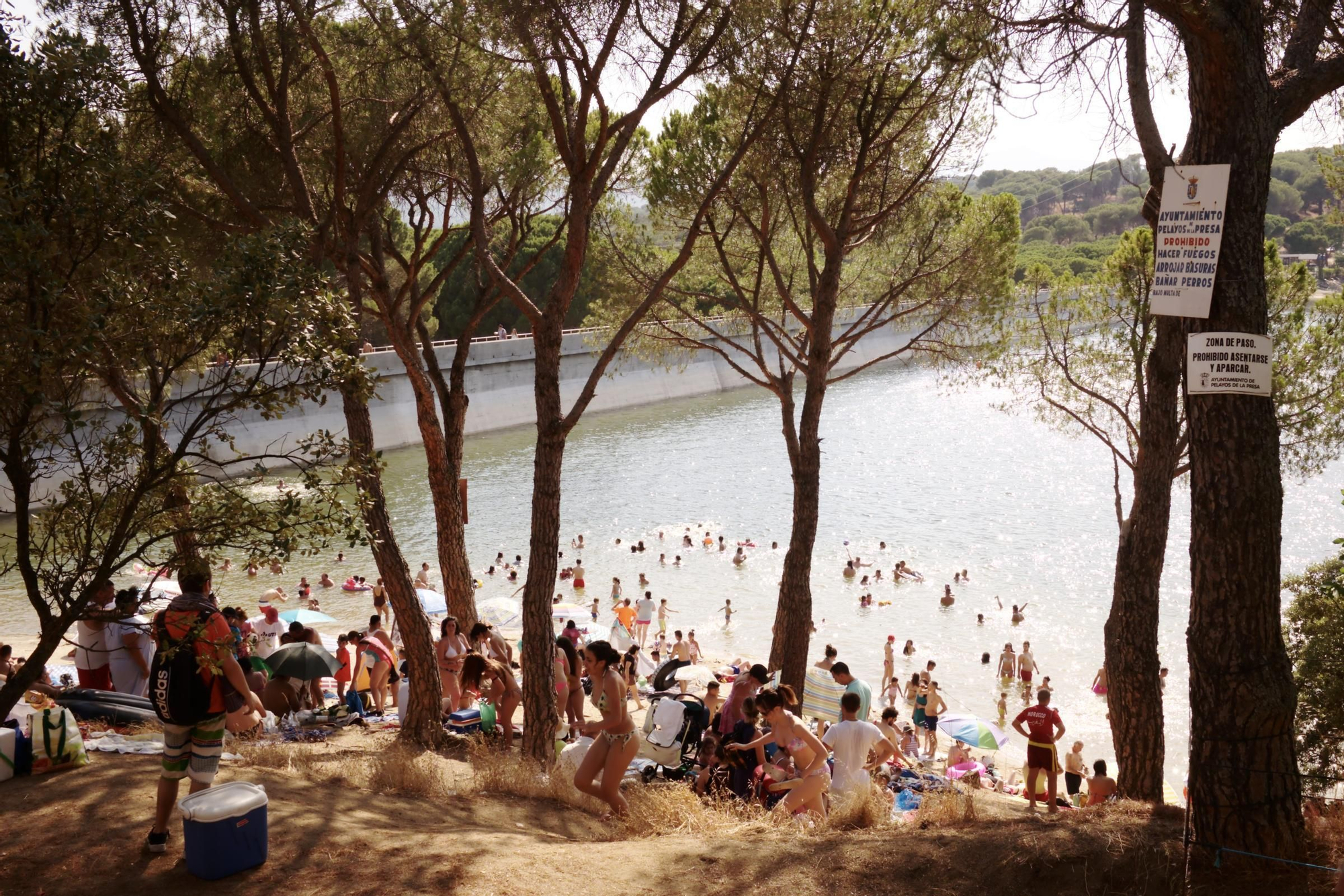 El pantano de San Juan un día de mucha gente.