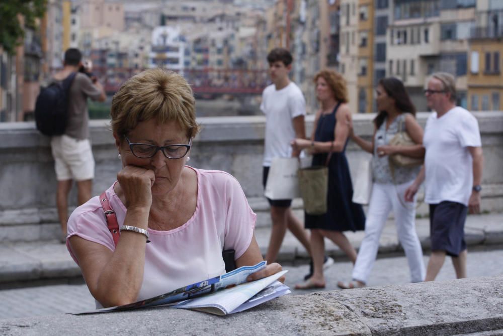 El mal temps omple la ciutat de Girona de turistes