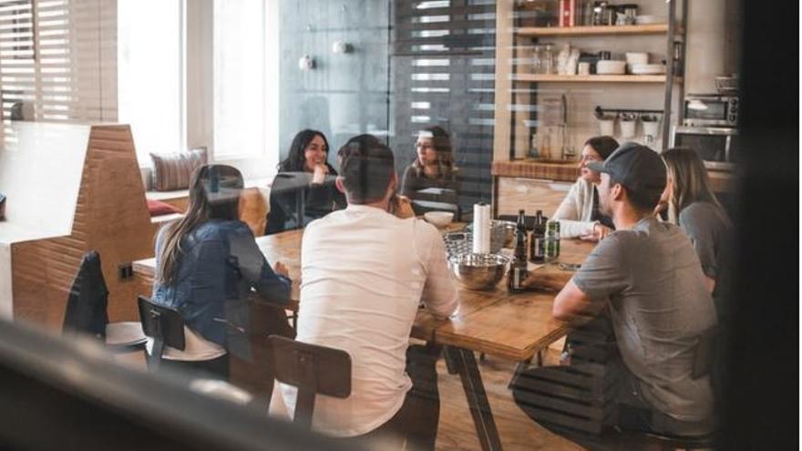 Òmnium Alt Empordà i el CPNL inicien un projecte de creació de grups de conversa informal en català