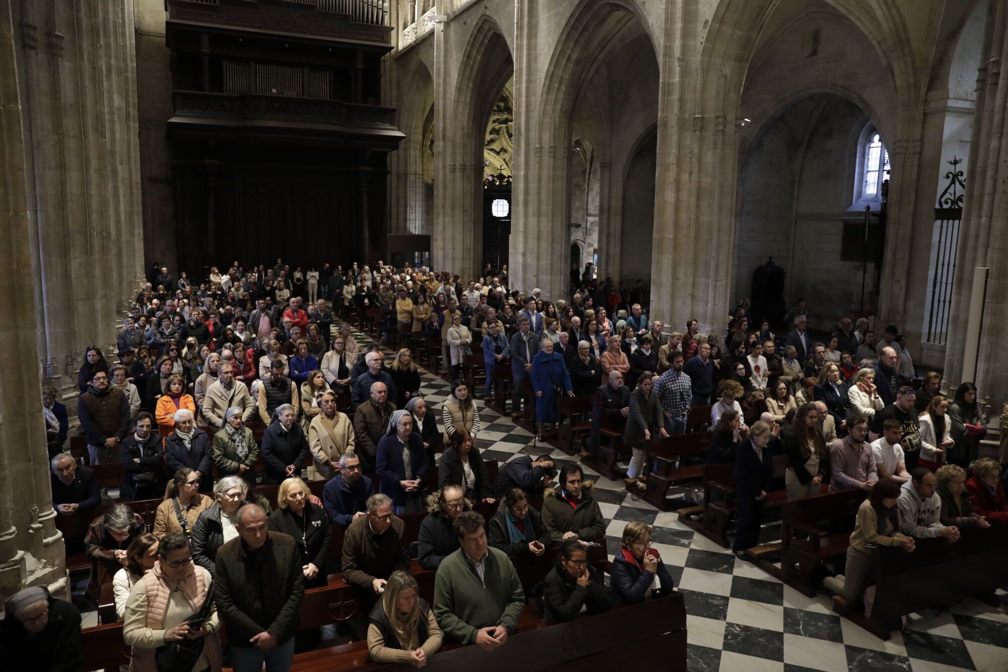 El fervor por el Santo Sudario deja pequeña la Catedral en la misa mateína
