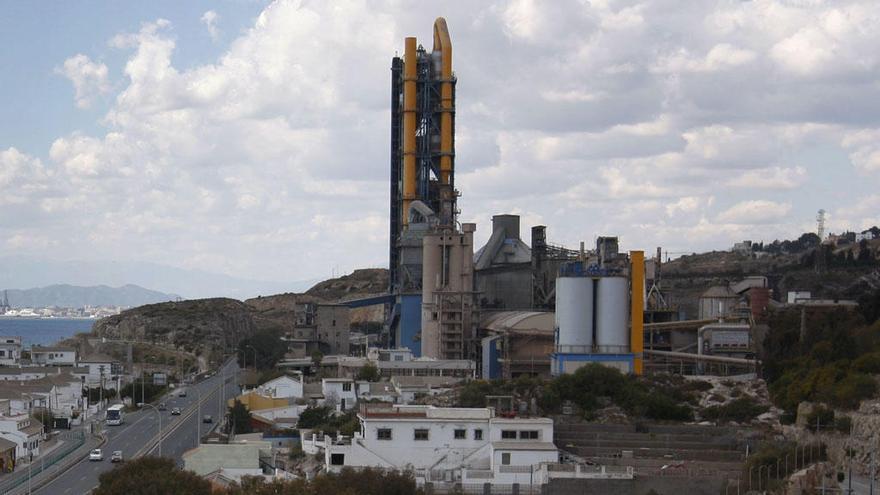 La fábrica de cemento de la Araña es desde hace 15 años un motivo de preocupación para los vecinos de El Candado, que han logrado estos nuevos medidores de la calidad del aire.